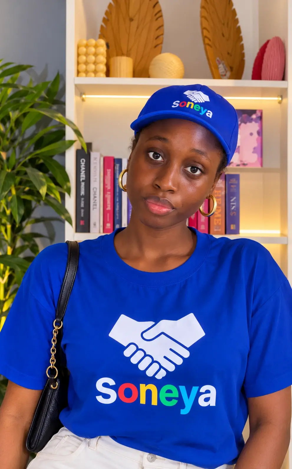 Une jeune femme porte la casquette et le t-shirt Soneya